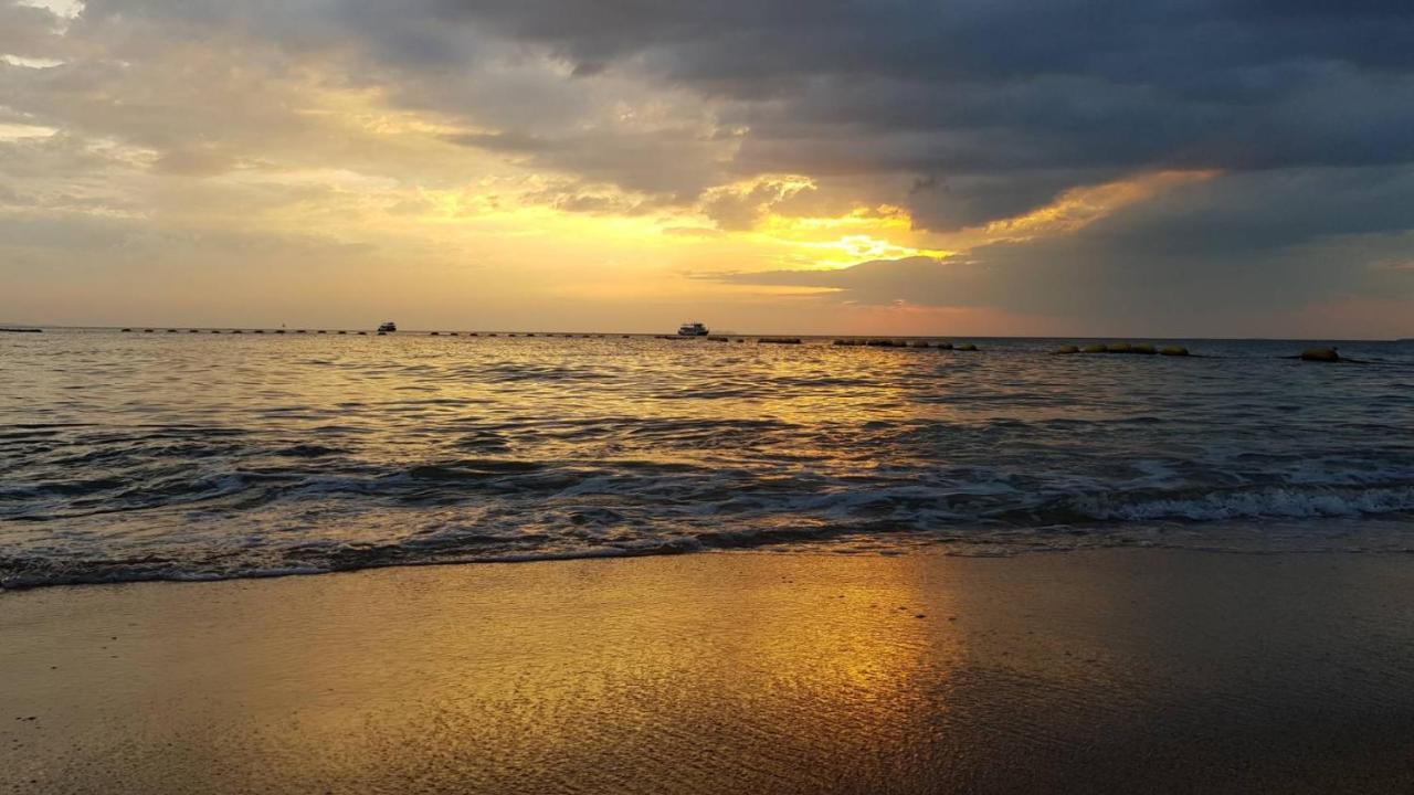 Jellyfish Hostel Jomtien Beach Buitenkant foto